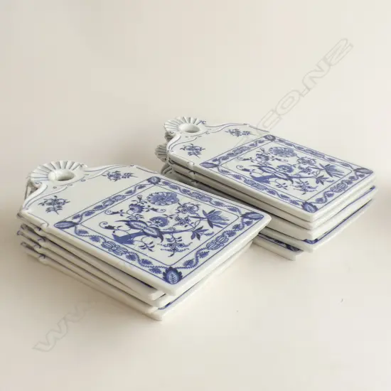 11 CZECH ZWIEBELMUSTER  BLUE ONION  CHEESE/BREAD PLATTERS W HANDLES 270 X 160MM