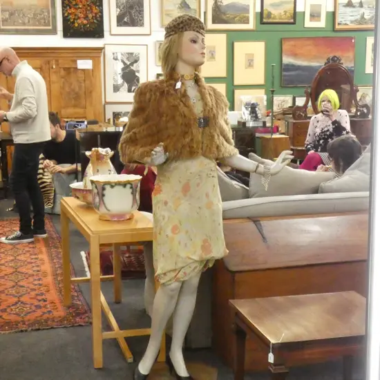 VINTAGE LADY MANNEQUIN WEARING VINTAGE CLOTHING FUR STOLE ETC, JEWELLERY ETC.H 1740MM
