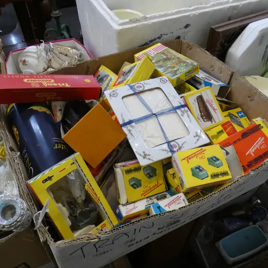 BOX ASST VINTAGE MODEL RAILWAY TRACKS  BUILDINGS; HYDROZEL  ETC.. SOME IN ORIGINAL BOXES 