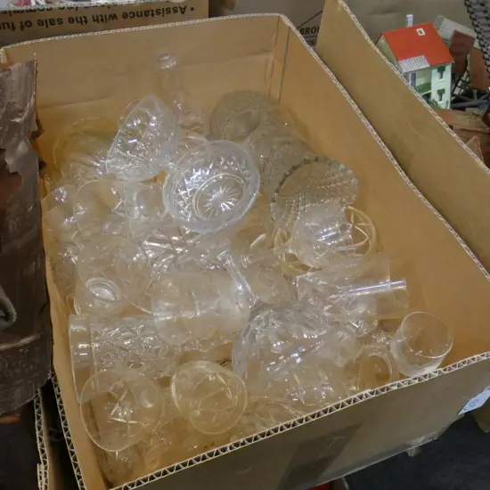 BOX LOT ASST. CRYSTAL INCL. VASE H.250mm