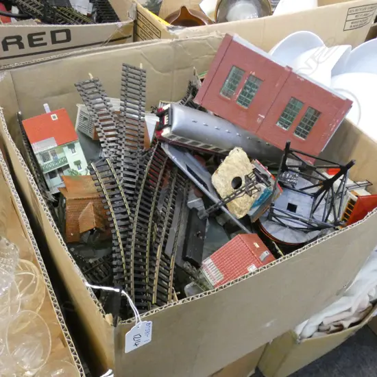 BOX ASST VINTAGE MODEL RAILWAY TRACKS / ROLLING STOCK & BUILDINGS