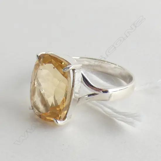 STG & CITRINE RING 4 GRAMS