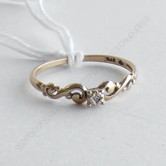 A 9ct gold and diamond ring,
