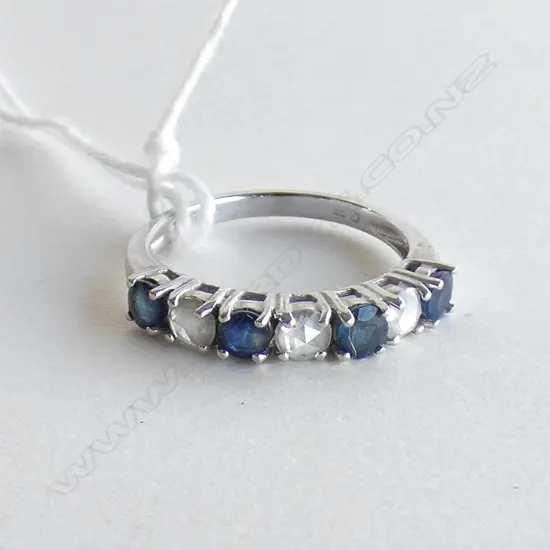 18CT WHITE GOLD RING; BLUE & WHITE STONES 2.9 GRAMS