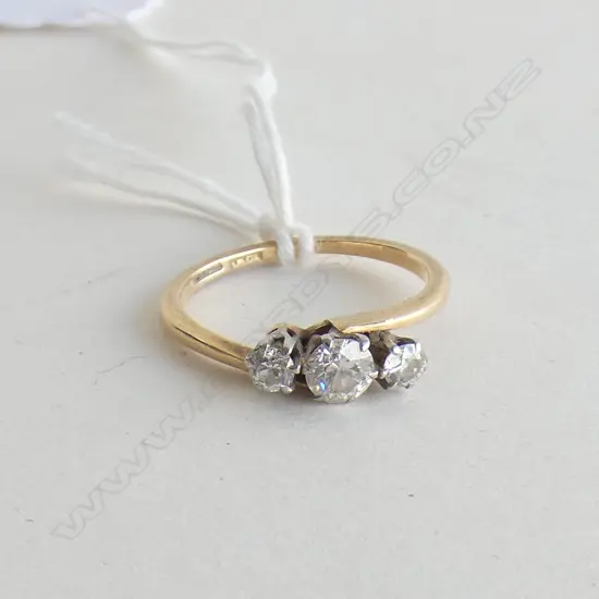 18CT GOLD 3 DIAMOND RING 3 GRAMS