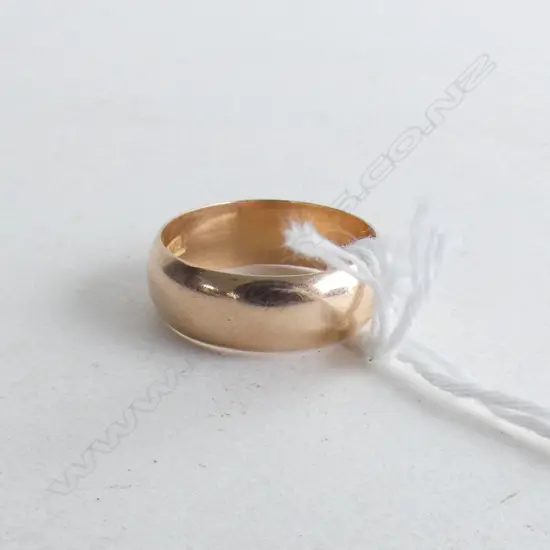 18CT GOLD WEDDING RING 5.7 GRAMS