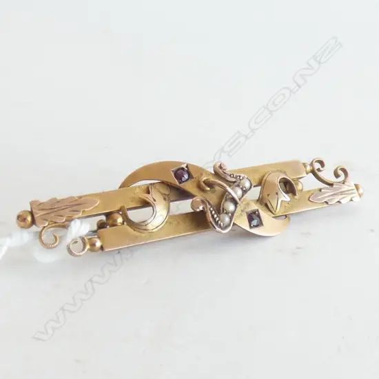 C1900 9ct GOLD BAR BROOCH 2.9gms SEED PEARLS & GARNETS