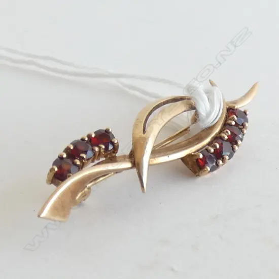 9CT GOLD & GARNET BROOCH 3.86gms