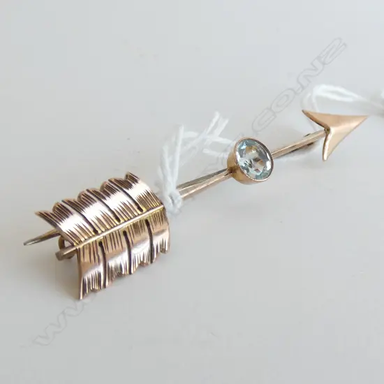 VINTAGE 9ct GOLD & AQUAMARINE ARROW BROOCH 3.67gms