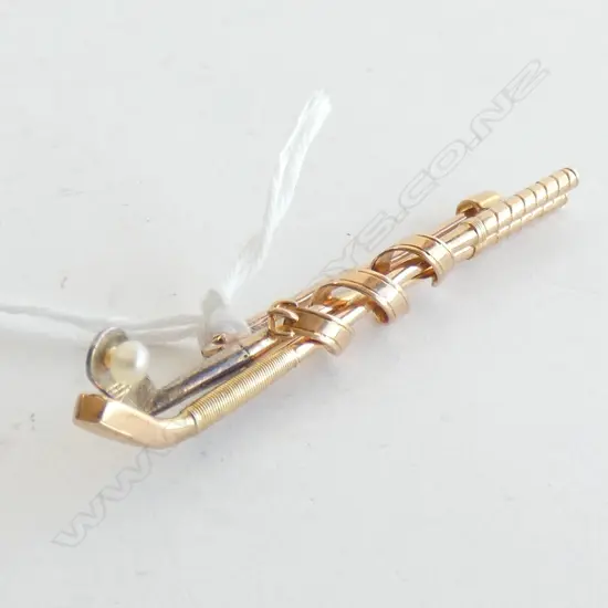 9CT GOLD 2 GOLF CLUB BAR BROOCH 4.7gms