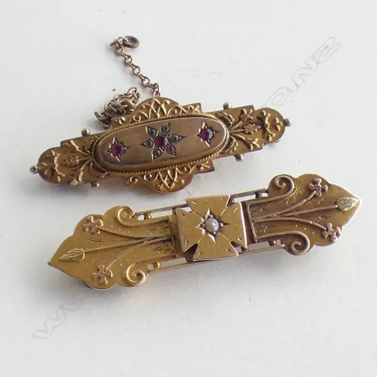 2 9CT BAR BROOCHES 8.3 GRAMS