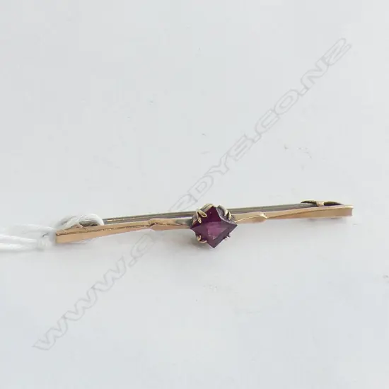 9CT GOLD & GARNET BAR BROOCH 