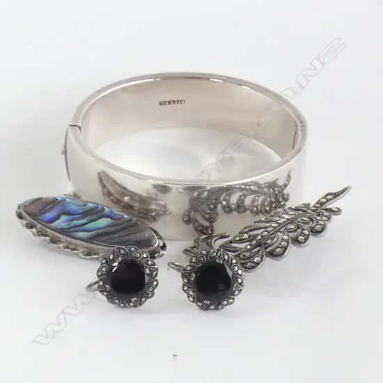 ASST. STG JEWELLERY; BANGLE (33 GRAMS), 2 BROOCHES, PR EARRINGS