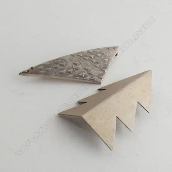 (O) 2 CONTEMPORARY SILVER BROOCHES BY JEWELLER KIM BRICE