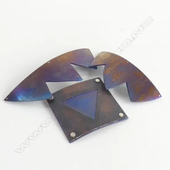 (Q) 3 CONTEMPORARY SILVER & TITANIUM BROOCHES BY JEWELLER KIM BRICE (titanium from jet plane motor)