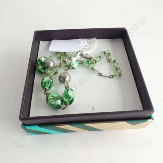VINTAGE FLUORESCENT GREEN GLASS NECKLACE