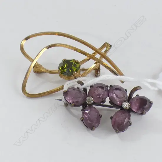 2 VINTAGE BROOCHES