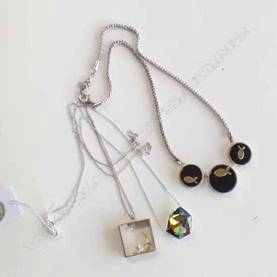 3 SILVER PENDANT & CHAIN NECKLACES VARIOUS DESIGNS CAT. SWAROVSKI ETC