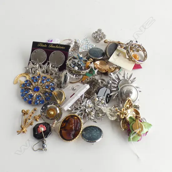 ASST. COSTUME BROOCHES ETC