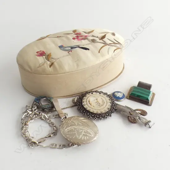 ASST. STG SILVER JEWELLERY IN SILK OVAL BOX 117 GRAMS 