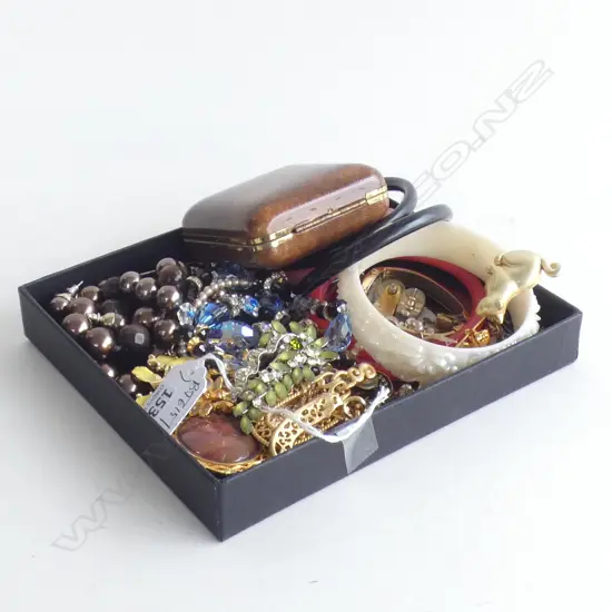 TRAY ASST. COSTUME JEWELLERY INCL. CLOCK 