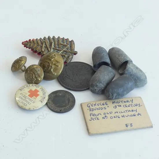 COLLECTION OF SMALL MILITARIA ITEMS, VARIOUS WARS INCLUDING...
