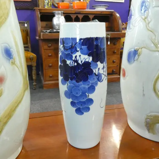 CHINESE PORCELAIN VASE w. BLUE GRAPES H.450mm