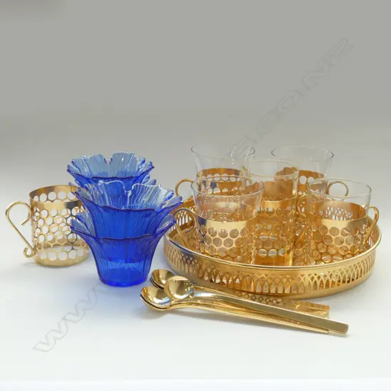 GOLD TRAY WITH 6 GOLD CUP HOLDERS WITH GLASS INNERS (1 MISSING) + 6 GOLD PARFAIT SPOONS  + 4 BLUE BOWLS 