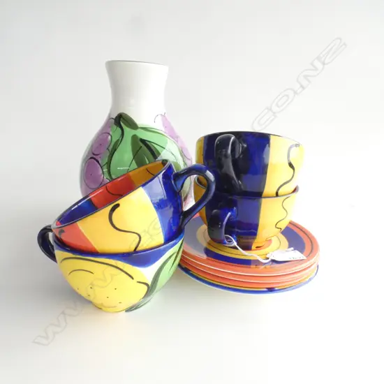 NZ PETRA CERAMIC; 4 LG CUPS & SAUCERS + HOTEL DU VIN VASE  H.230MM
