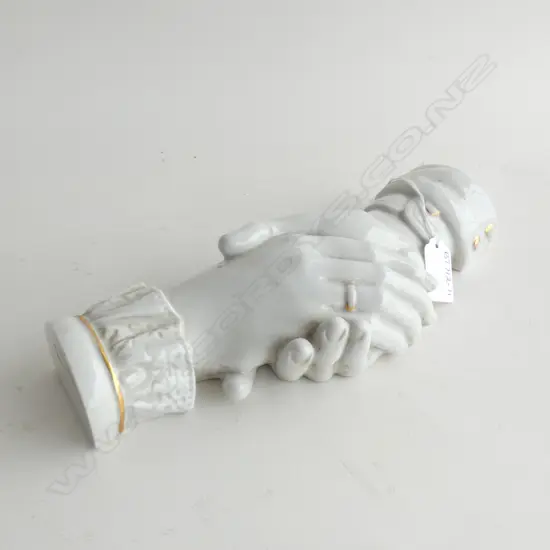 VICTORIAN PORCELAIN CLASPED HANDS WALL PIECE L.260mm