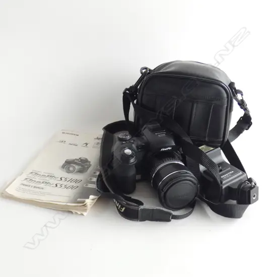 FIJIFILM S 5500 DIGITAL CAMERA IN CASE w. CORDS & BOOKLET