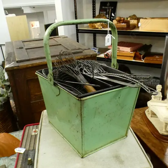VINTAGE GREEN METAL MAIDS CLEANING BUCKET WITH TRAY + COLLECTION OF 8 OLD WIRE WHISKS 