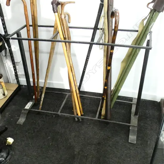 BLACK PAINTED METAL STAND W.910mm