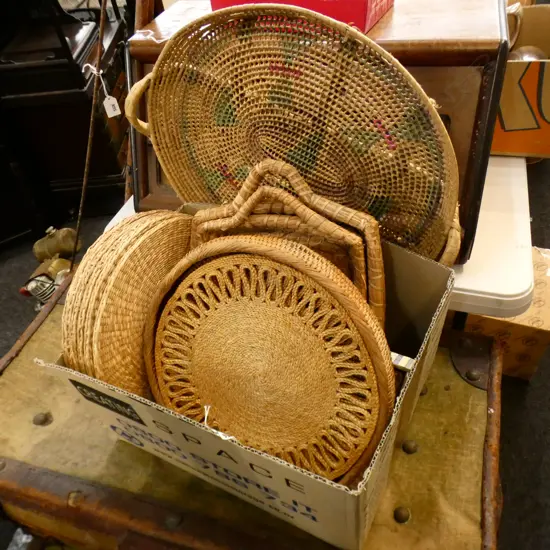 BOX ASST BASKET WARE INCL SEAGRASS + SET VINTAGE PLACEMATS IN STAND
