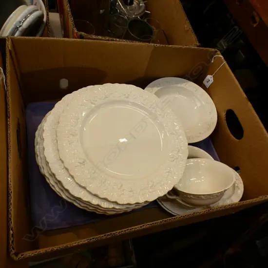 WEDGWOOD EMBOSSED QUEENSWARE PART DINNER SERVICE INCL 13 DINNER PLATES