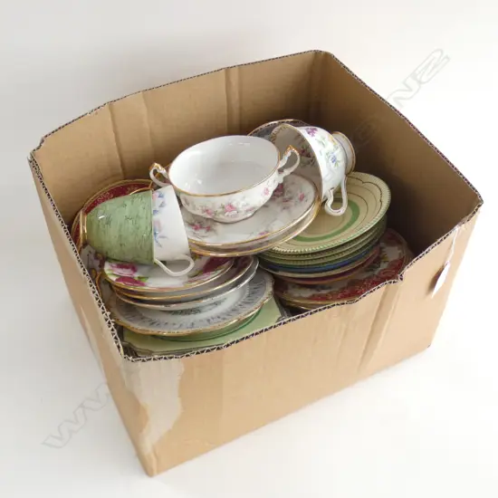 BOX CUPS & SAUCERS INCLUDES R/ALBERT ROSES