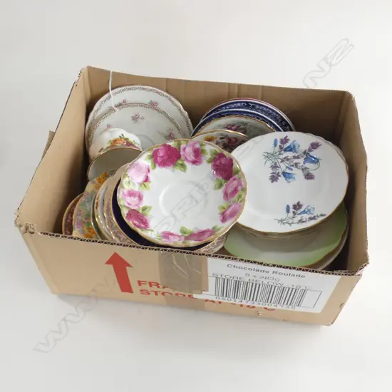 BOX CUPS & SAUCERS INCLUDES R/ALBERT ROSES