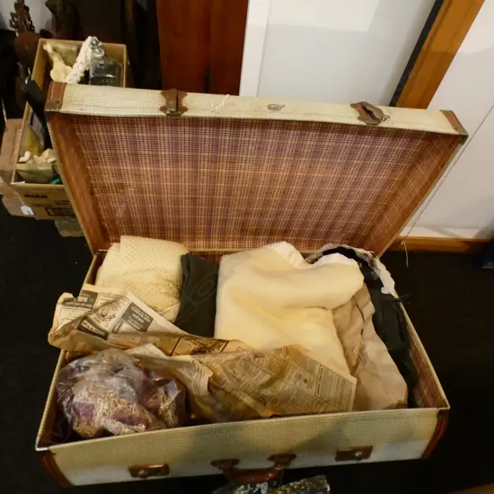 2 SHAWLS AND ASS.LINEN IN SUITCASE