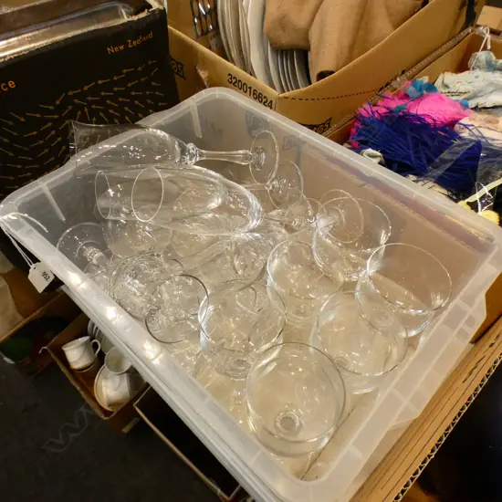 BOX LOT WINE GLASSES + CHAMPAGNE FLUTES