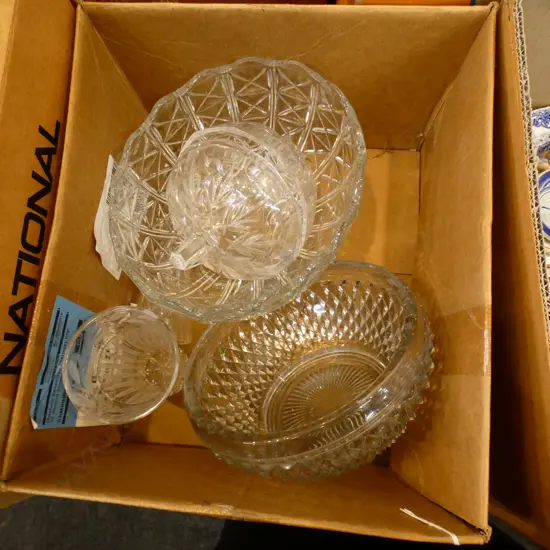 BOX OF VINTAGE GLASS & CRYSTAL - LG BOWLS, VASES ETC..