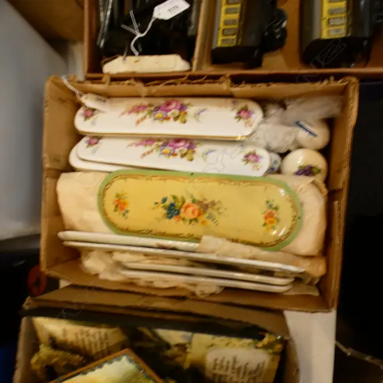 BOX LOT FLORAL DOORPLATES, KNOBS ETC