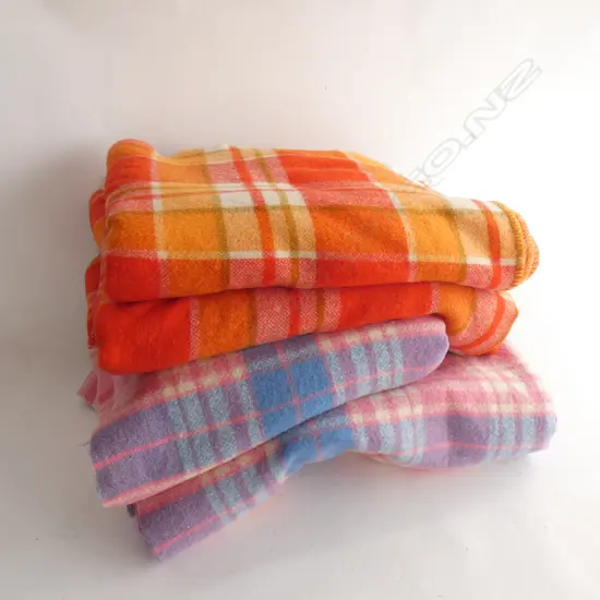 4 VINTAGE WOOLLEN NZ BLANKETS LABELLED 'CHATEAU' & 'ALFORD FOREST...
