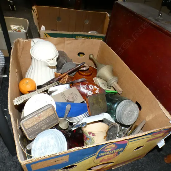 BOX LOT ASST. VINTAGE ITEMS; CUPS, CUTLERY, ETC