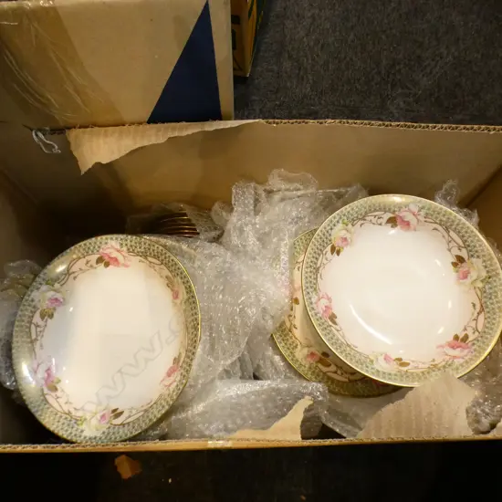 HUTSCHENREUTHER PART DINNER SET: DINNER PLATES + 3 COMPORTS + LARGE BOWL. ROSE PATTERN  