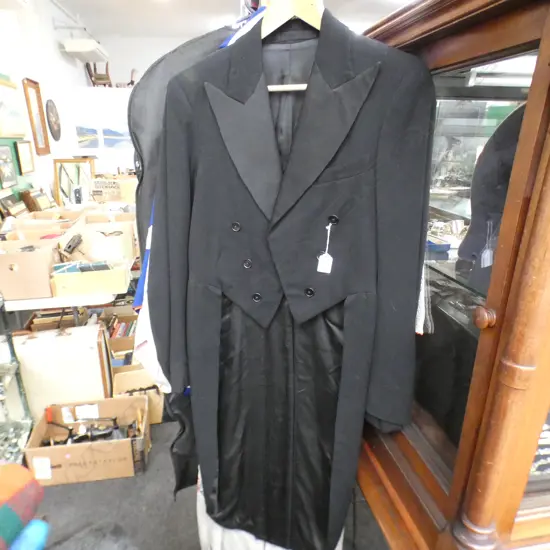 BLACK TAIL COAT 
