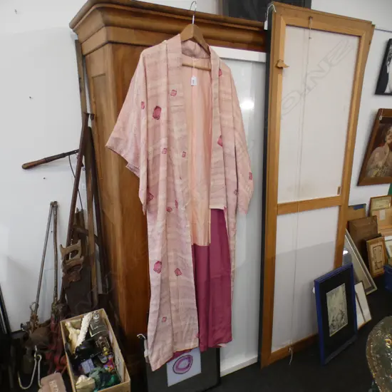 VINTAGE FULL LENGTH JAPANESE SILK KIMONO - CRIMSON /CREAM BACKGROUND WITH LANTERN PRINT. FULLY LINED 