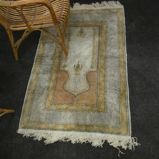 HAND KNOTTED PRAYER RUG w KUFIC SCRIPT STYLE BORDER. 1370 x 880mm