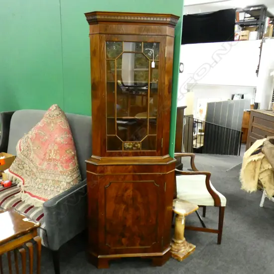 1960s QUALITY FIGURED WALNUT STANDING CORNER DISPLAY CABINET ASTRAGAL GLAZE w. KEYS H.1775