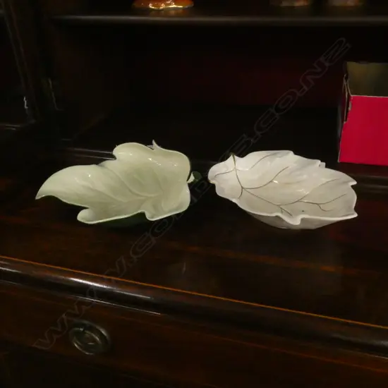 2 CARLTONWARE DISHES BOTH AS LEAFS ONE GREEN ONE BEIGE AF 190MM LONG