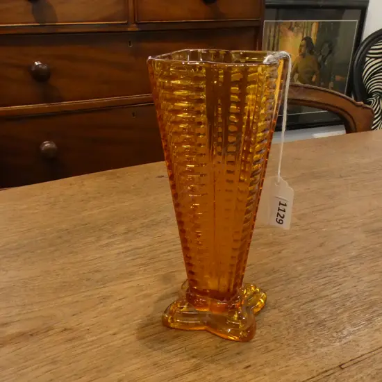 MANHATTEN PRESSED GLASS VASE  HORIZONTAL RIBBED'BY THE ANCHOR HOCKING GLASS COMPANY QUATRAFOIL SHAPE 175MM HIGH